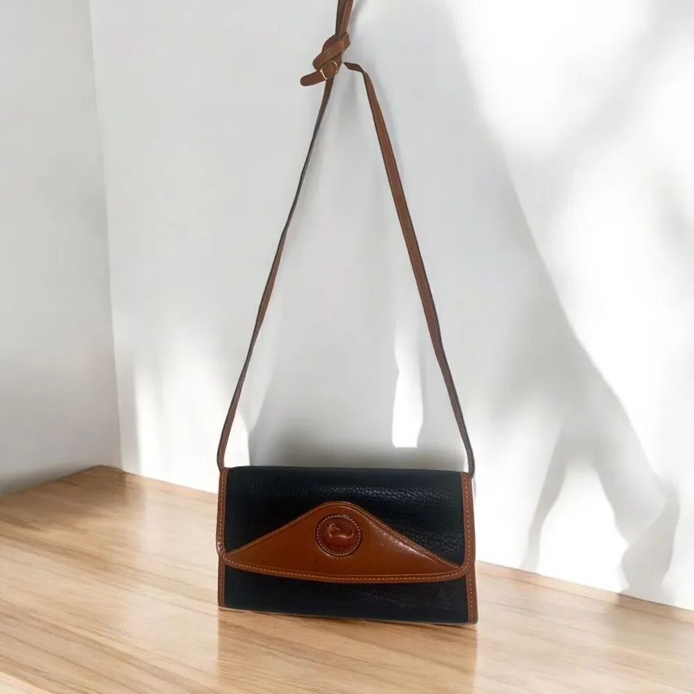 ✨Vintage Dooney & Bourke Trifold Wallet Crossbody✨